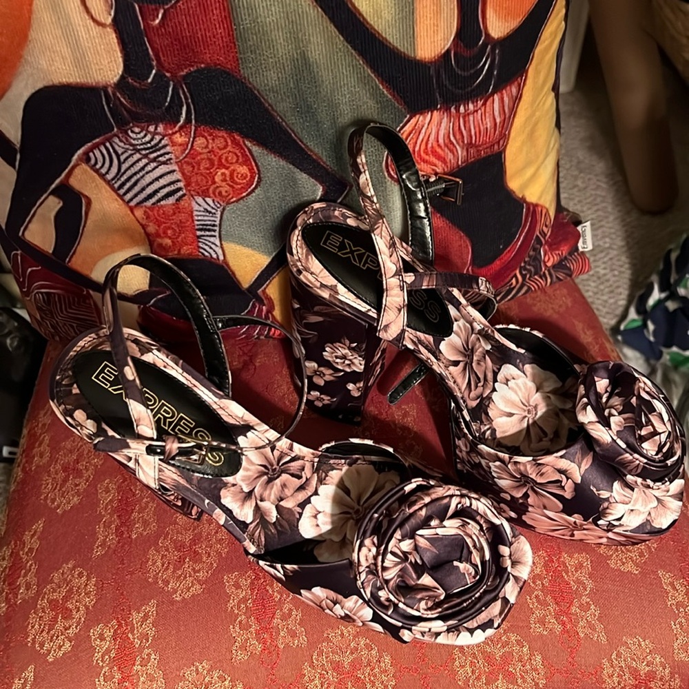 The beautiful sophistication in chocolate brown, and pink flowers chunked heels!